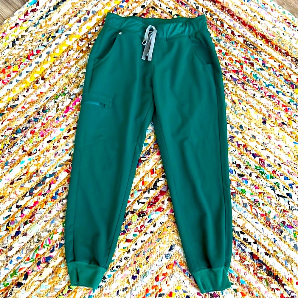 FIGS Limited Edition Small Petite Jogger Scrubs in Hunter Green!
